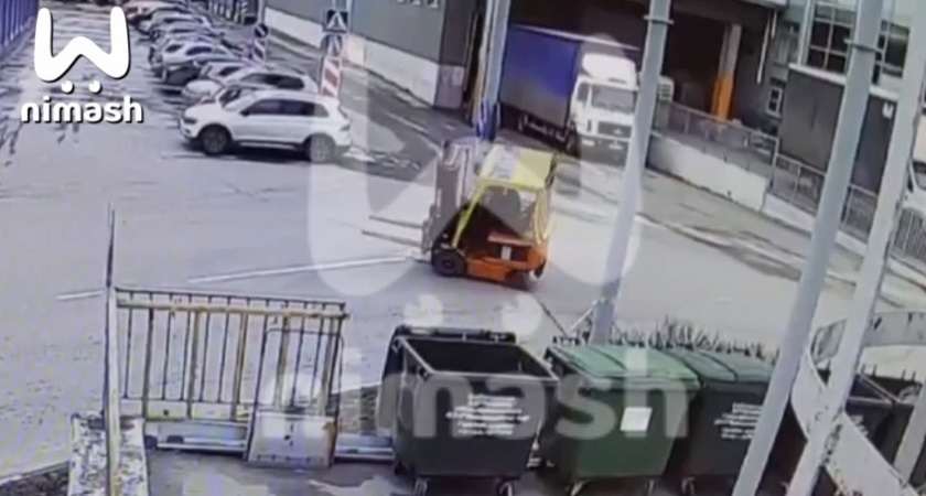 В Нижнем Новгороде водитель упал под погрузчик и получил тяжелые травмы