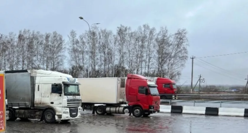 Фото к статье: В Дзержинске рабочий погиб, упав в чан автоцистерны