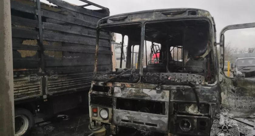 Фото к статье: Утром в выходной в Дзержинске сгорел ПАЗ
