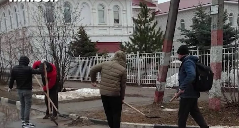 Фото к статье: Зэки вышли на уборку улиц в Семенове