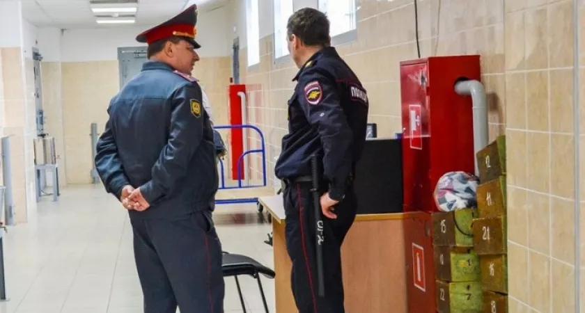 Фото к статье: В Борской тюрьме надзиратель зарабатывал деньги, покрывая заключенного