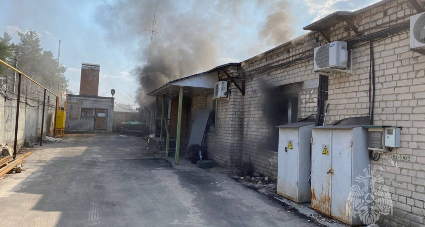 В Дзержинске загорелся склад: пожару присвоен второй ранг сложности 