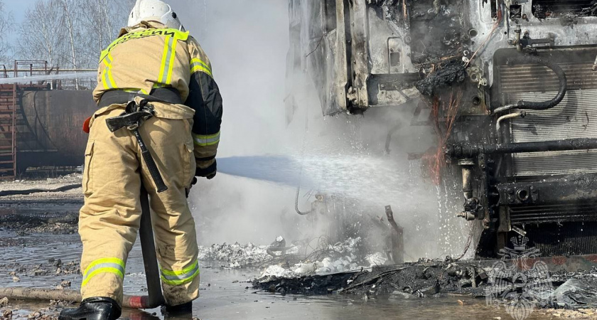 Мужчину увезли в больницу после пожара в промзоне Дзержинска