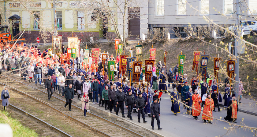 В Нижнем Новгороде прошел крестный ход и поедание 200-килограммового кулича