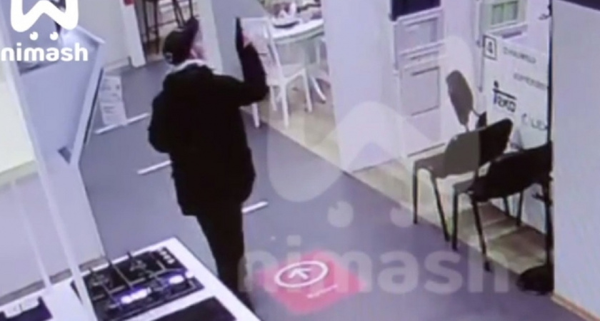 Нижегородец устроил стрельбу магазине, чтобы продавщица обратила на него внимание