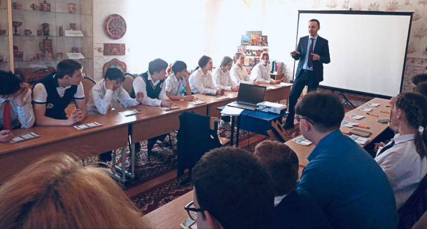 Мелик-Гусейнов навестил 7 класс, где учительница ударила ученика: "Дети у нас хорошие"
