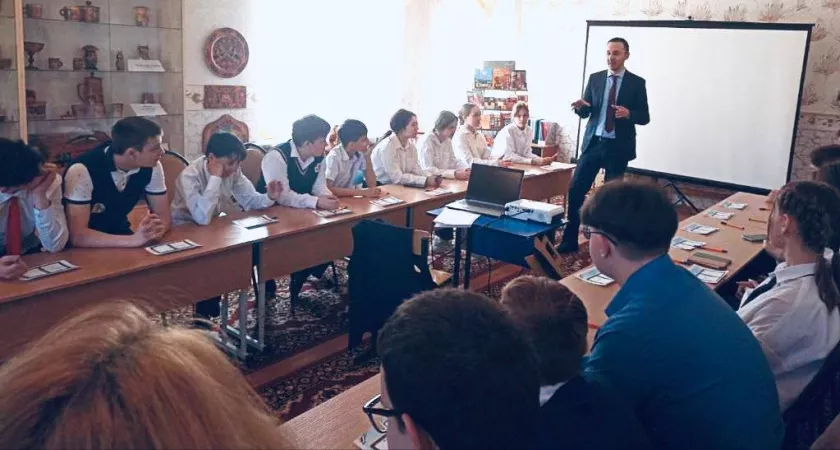 Фото к статье: Мелик-Гусейнов навестил 7 класс, где учительница ударила ученика: "Дети у нас хорошие"