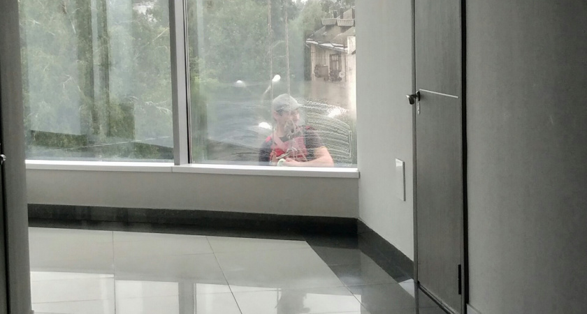 В нижегородской школе мойщик окон получил тяжелые травмы