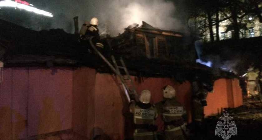 В центре Нижнего Новгорода посреди ночи сгорел дом