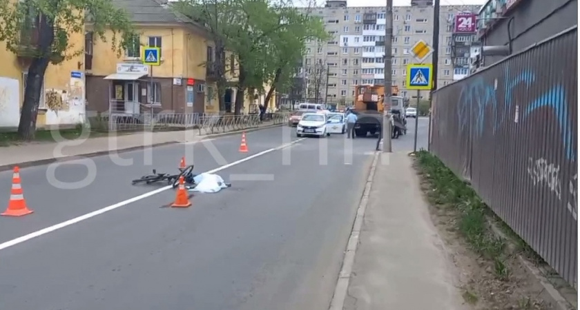 В Нижнем Новгороде велосипедист упал под автокран и погиб