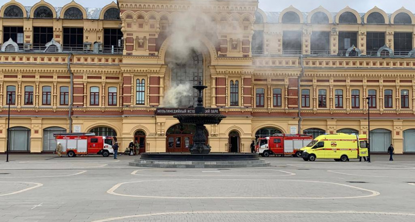 Из нижегородской ярмарки идет дым, приехали пожарные