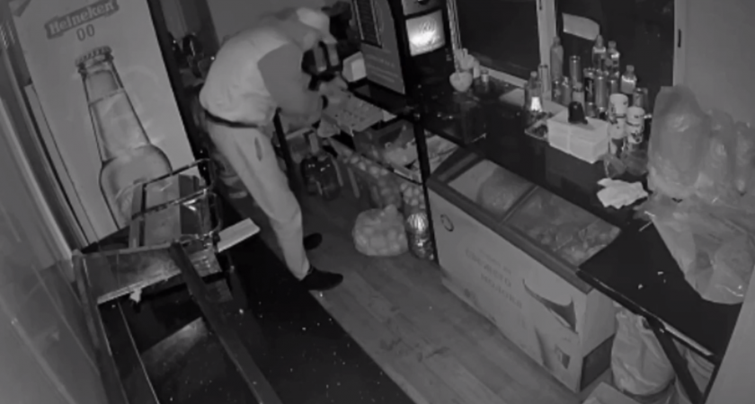 В Сормово вор обнес ларек с шаурмой через окно выдачи заказов