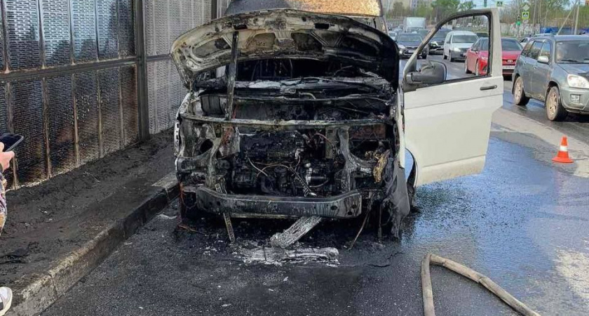 Микроавтобус загорелся посреди дороги в Нижнем Новгороде