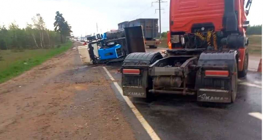 В Нижегородской области на М7 столкнулись трактор и КамАЗ
