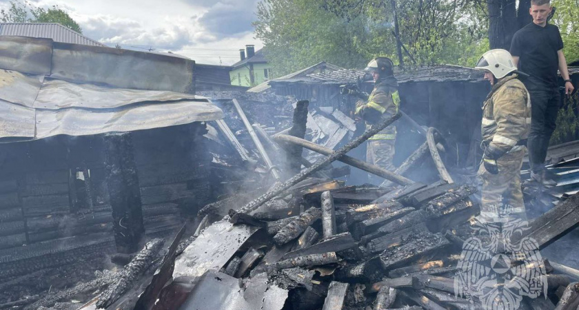 В Нижнем Новгороде пламя с бани перекинулось на соседние постройки