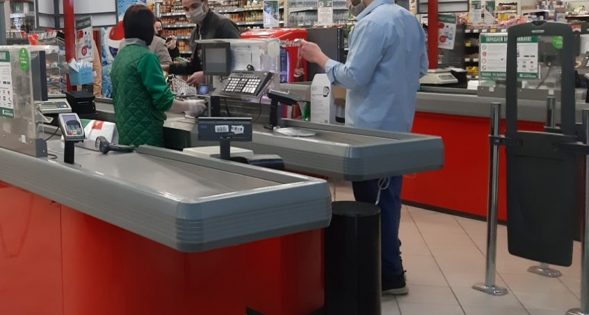 В магазинах раздают наличные по требованию государства: положено от 5 до 30 тысяч