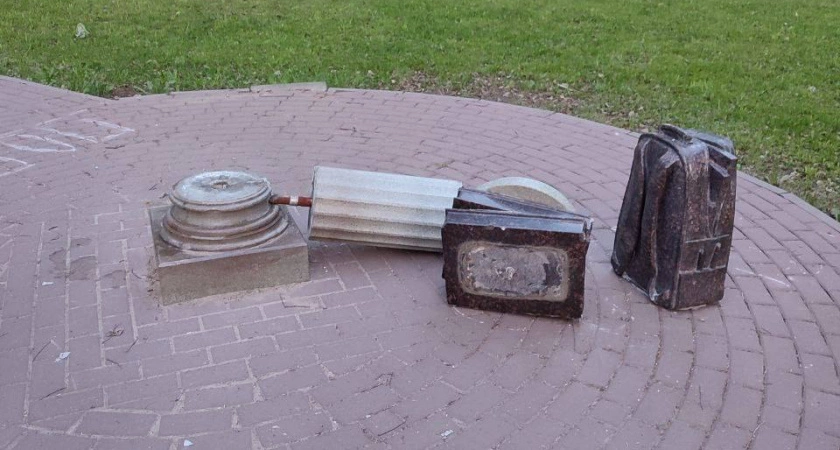 Фото к статье: В Нижнем Новгороде вновь разгромили памятник портфелю
