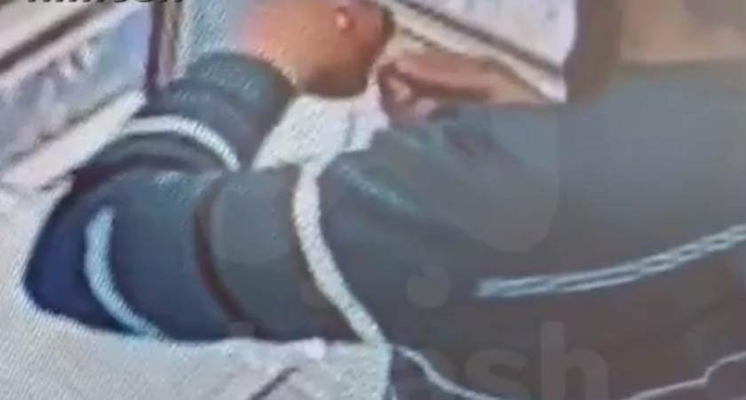 В нижегородском ТЦ обокрали ювелирный магазин прямо под камерой