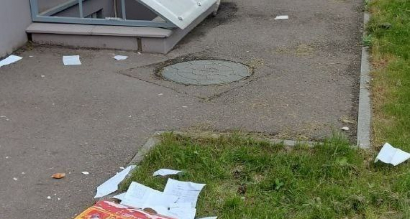 Пятилетняя девочка стояла на балконе 9-го этажа и скидывала игрушки