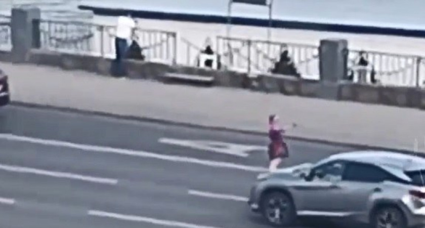 Девушка ходила по шоссе и размахивала пистолетом в Нижнем Новгороде