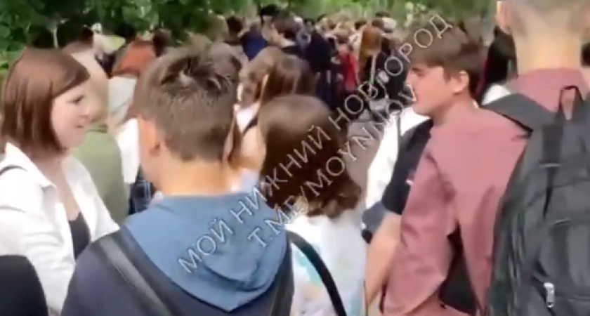 Фото к статье: В нижегородском колледже остановили занятия и вывели студентов на улицу