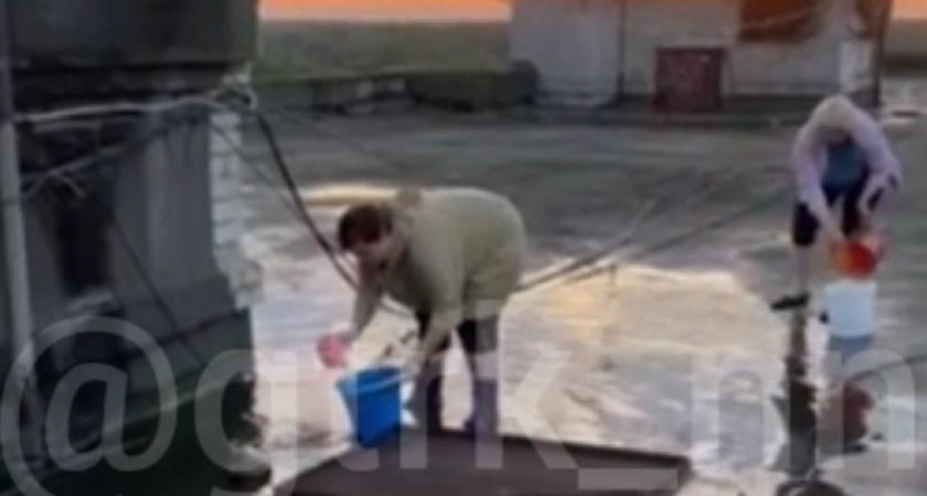 Фото к статье: Нижегородцам пришлось ковшами откачивают воду с крыши после ливня