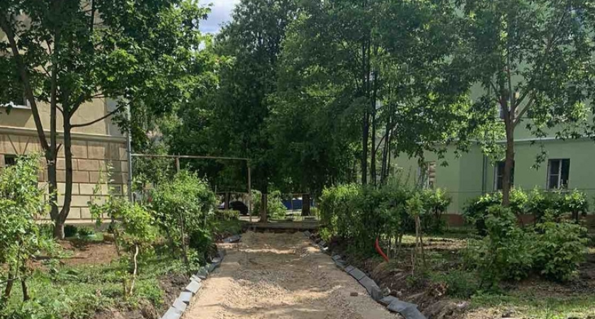 Лавочки, качели, турники и фигуры оленей появятся в сквере на улице Генерала Клюева