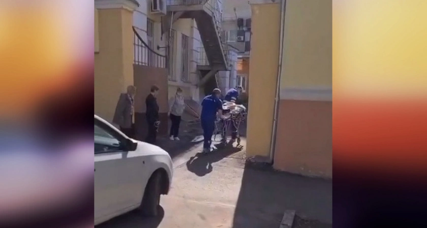 Фото к статье: Тяжелобольного пациента несли на руках до нижегородской больницы из-за брошенного авто