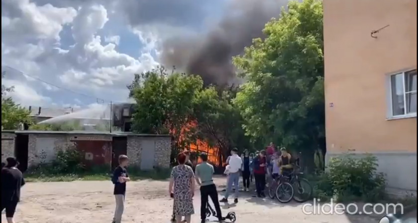 В Дзержинске полыхают гаражи