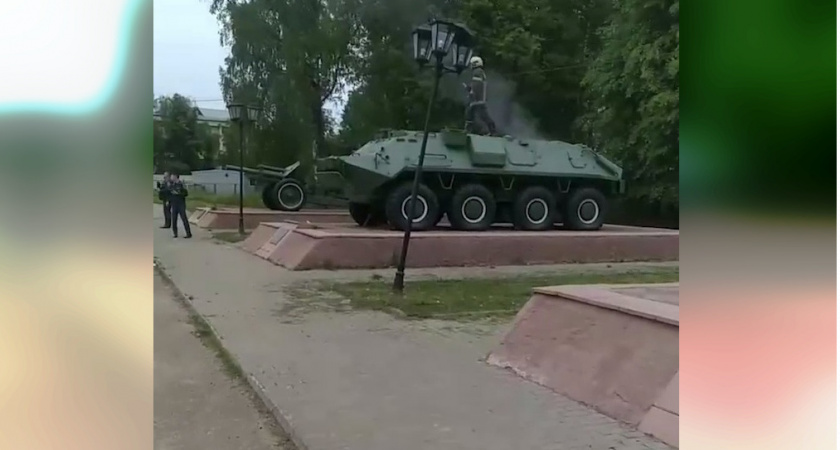 Подростки залезли на танк в Богородске, и он загорелся