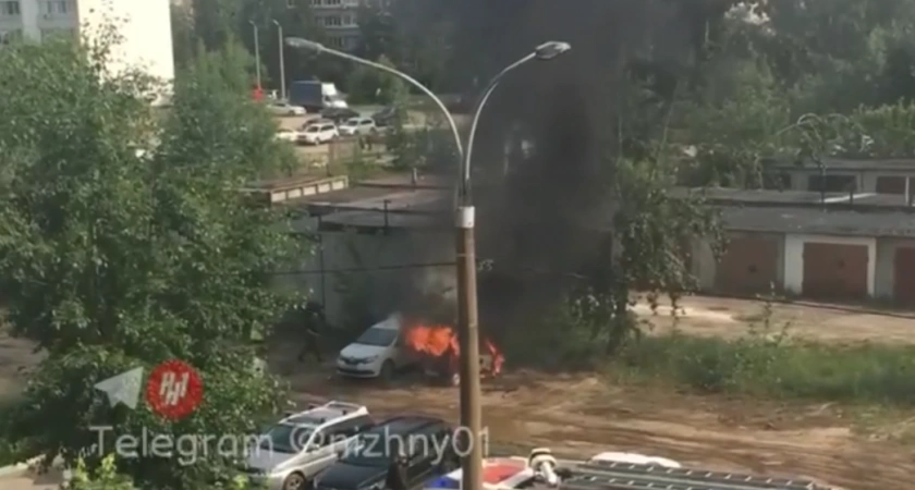 Фото к статье: Нижегородцы заметили горящую машину и пришли на помощь
