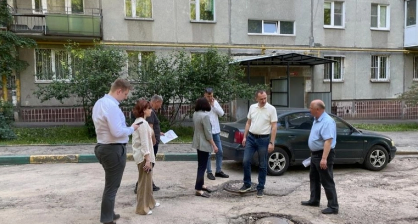 Фото к статье: Чиновники обошли дворы Нижегородского района после жалоб жителей