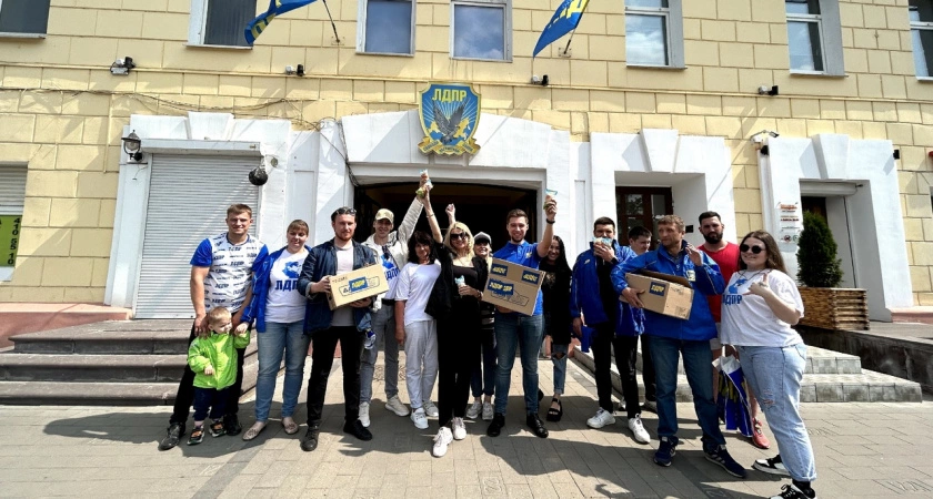 Фото к статье: Масштабная раздача мороженого от ЛДПР в центре Нижнего Новгорода
