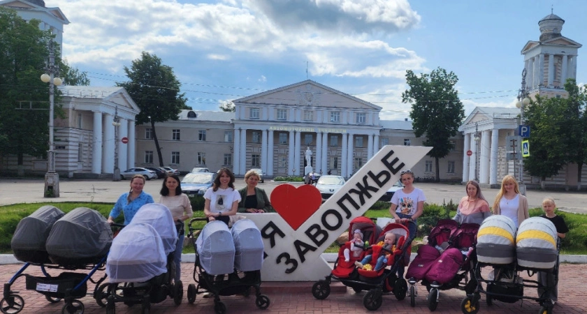 Фото к статье: Шествие двойняшек прошло в Заволжье