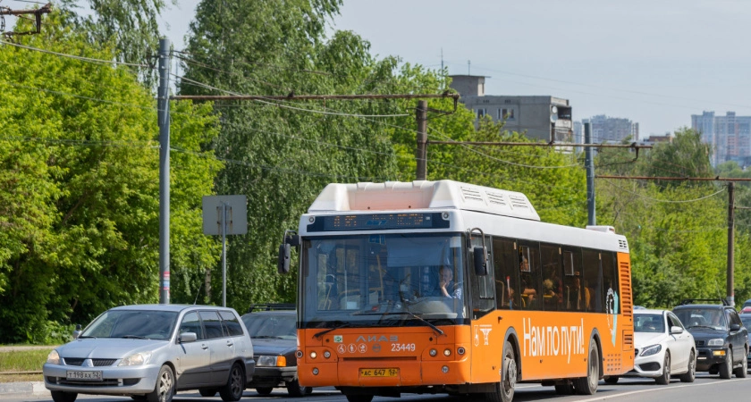 Фото к статье: В транспорте Нижнего Новгорода ввели экспериментальные карты для оплаты проезда
