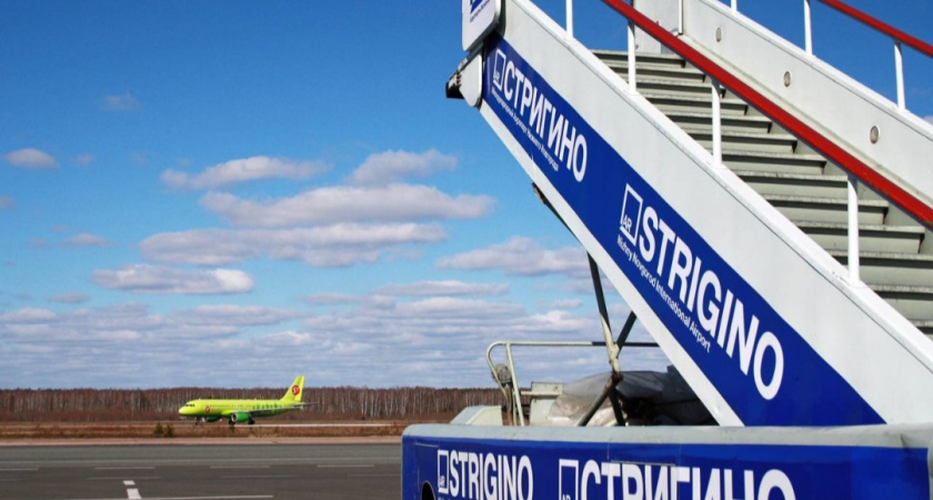 В нижегородском аэропорту экстренно сел самолет с беременной женщиной без сознания