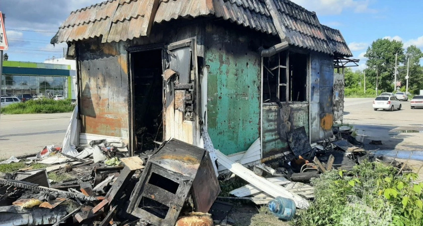 Фото к статье: Ларек с шаурмой сгорел в Заволжье
