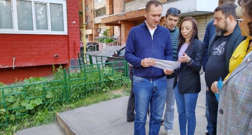 Фото к статье: Чиновники ходили по дворам Нижнего Новгорода и убирали машины с газонов