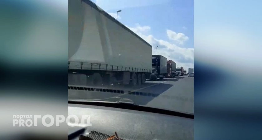 Фото к статье: Машины встали в многокилометровой пробке под Воротынцем: "Час стояли"