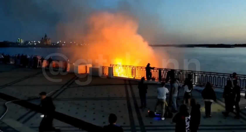 Ярким пламенем полыхнул в ночи дебаркадер в Нижнем Новгороде