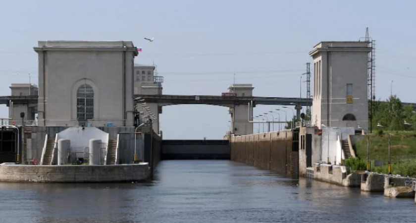 Две баржи протаранили подводные ворота в Городецком районе