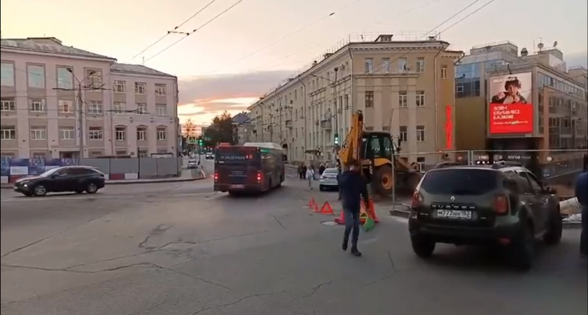 Курьер, которого переехал трактор, находится в реанимации