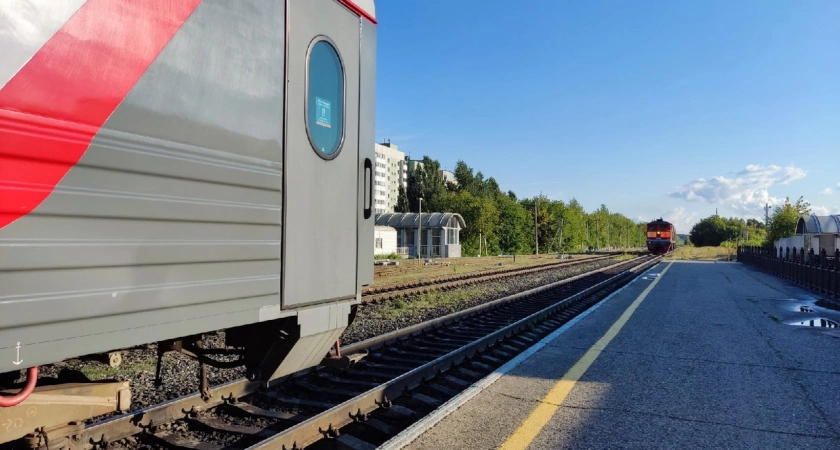 Фото к статье: Мужчина умер по дороге в больницу после встречи с поездом в Дзержинске
