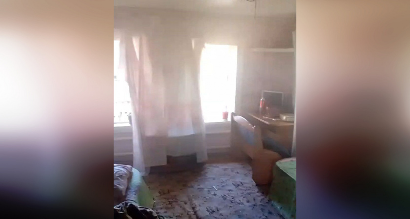 Школьник услышал сигнализацию и успел выбраться из загоревшегося дома через окно