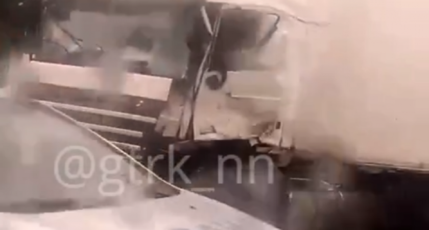 Военный автомобиль и фура столкнулись на трассе в Нижегородской области