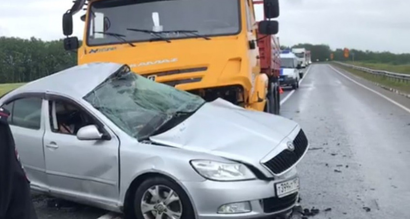 Два человека погибли в аварии с КамАЗом на мокрой дороге