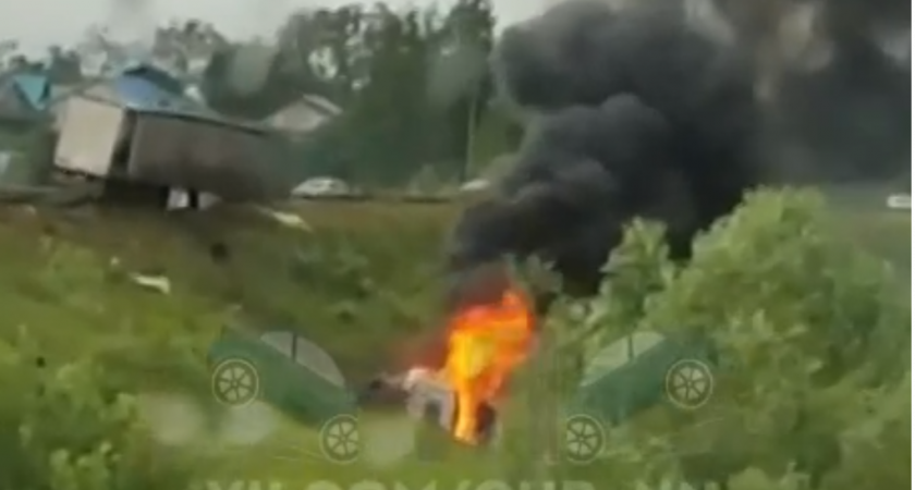 Фура опрокинулась в кювет и загорелась в Нижегородской области