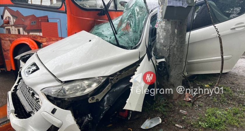 Маршрутка смяла иномарку о столб в Нижнем Новгороде
