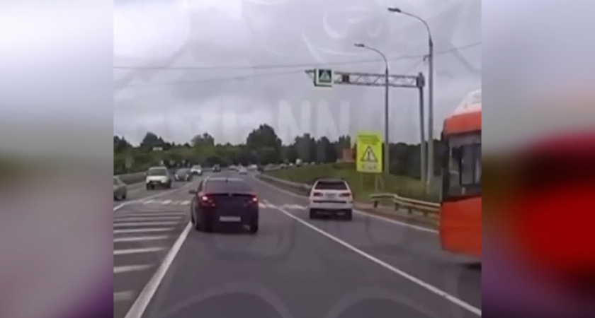 Водитель в Богородском районе обгонял машины и сбил девушку на обочине