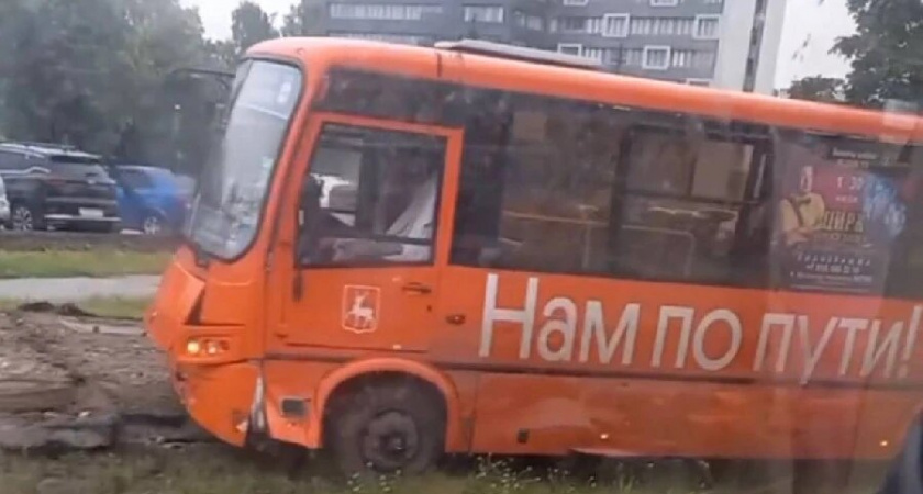 Автобус с пассажирами отбросило на трамвайные пути в Нижнем Новгороде